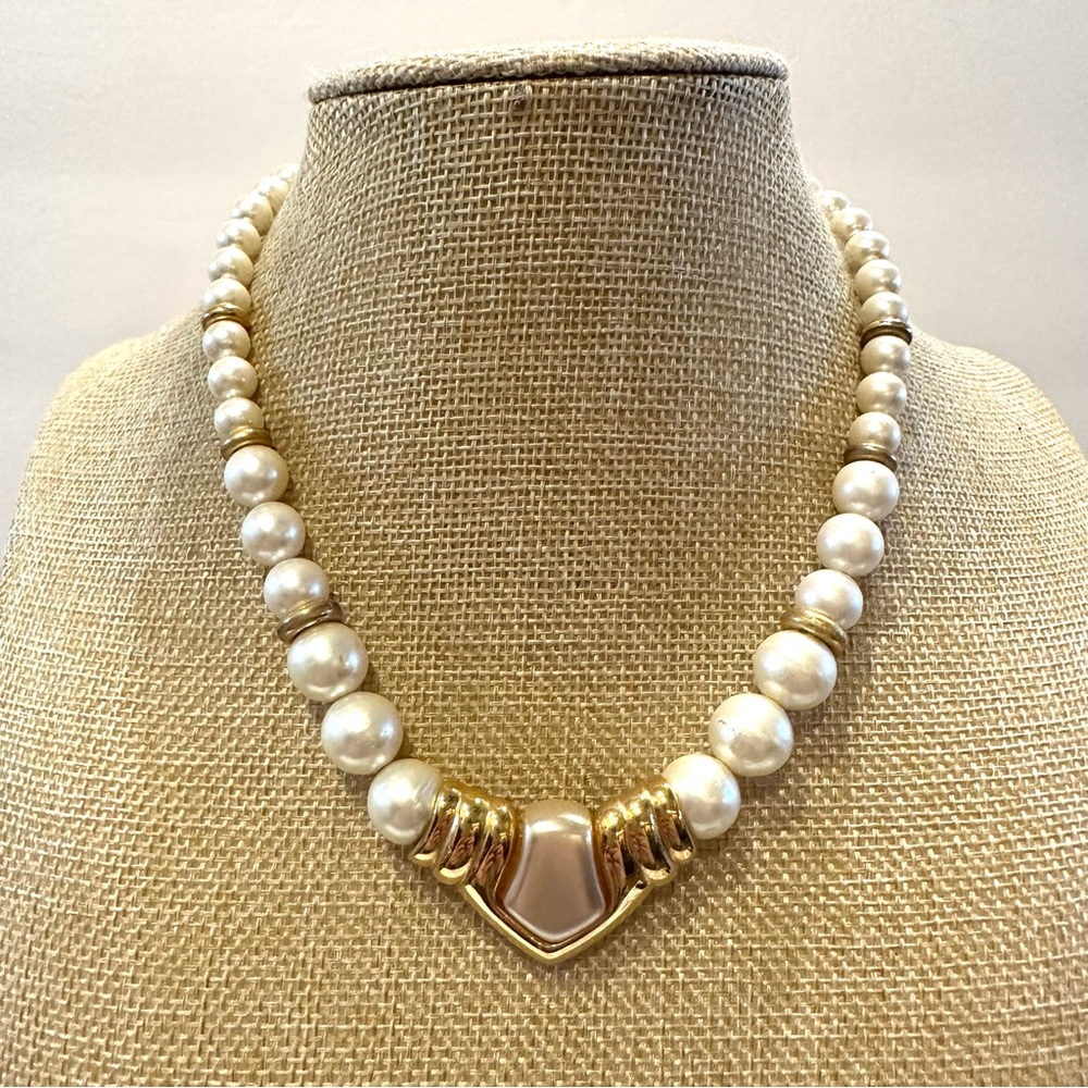 Vintage 1980’s Napier Necklace faux pearls, gold tone comes to a point, “V” - Picture 2 of 14